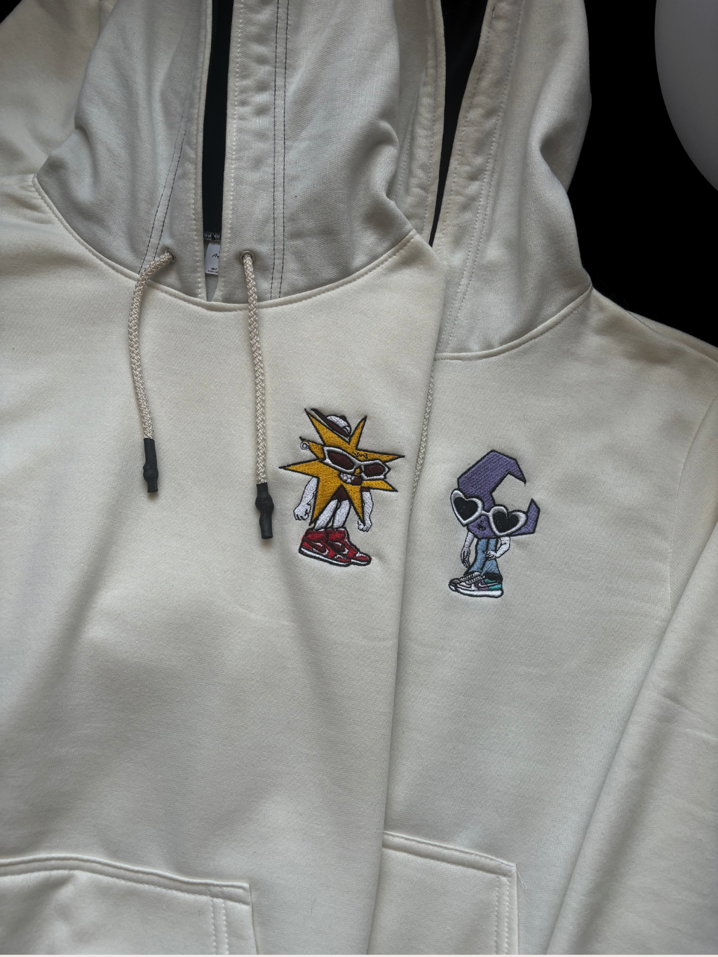 Hoodie bordado pareja media luna y estrella de Mora