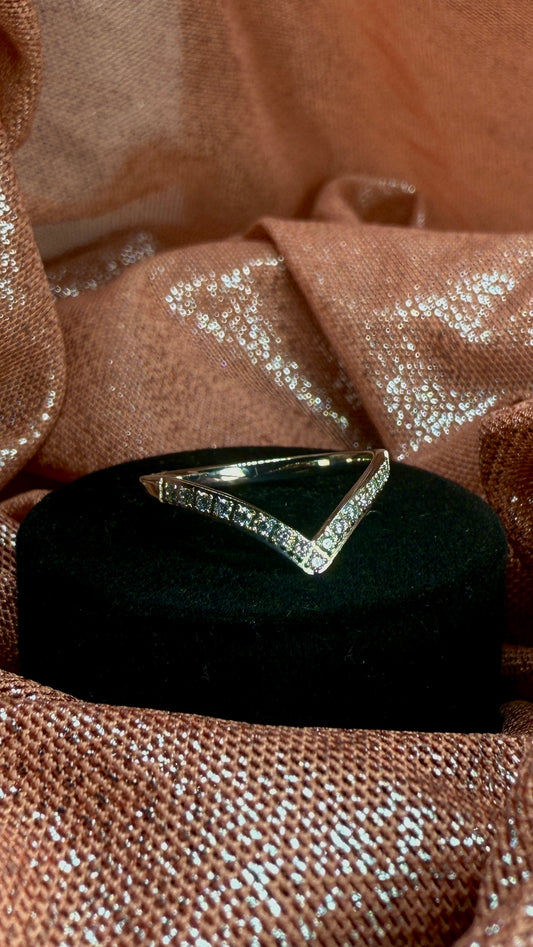 Anillo con Circonitas forma V plata