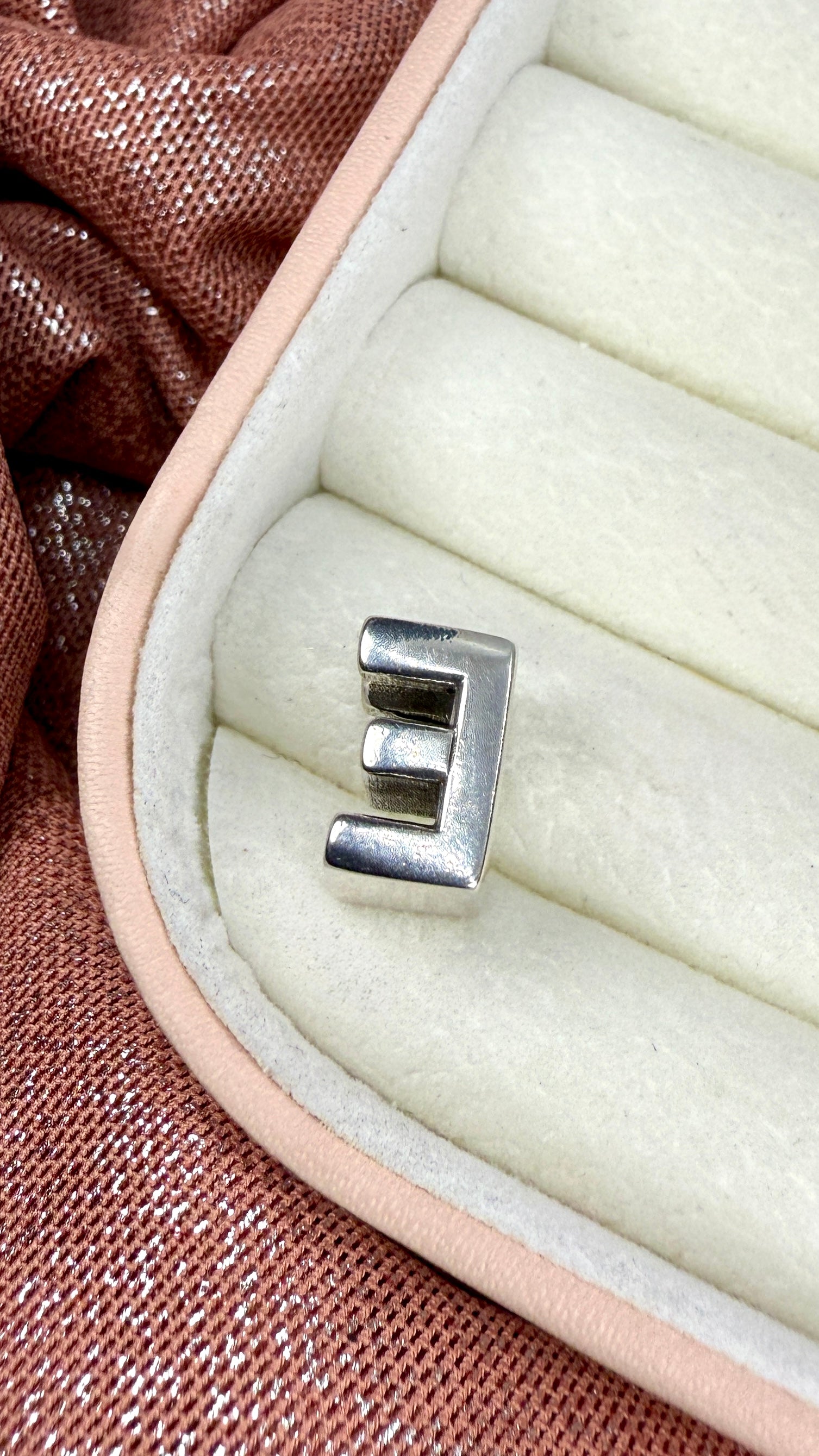 Charm dije colección letra E