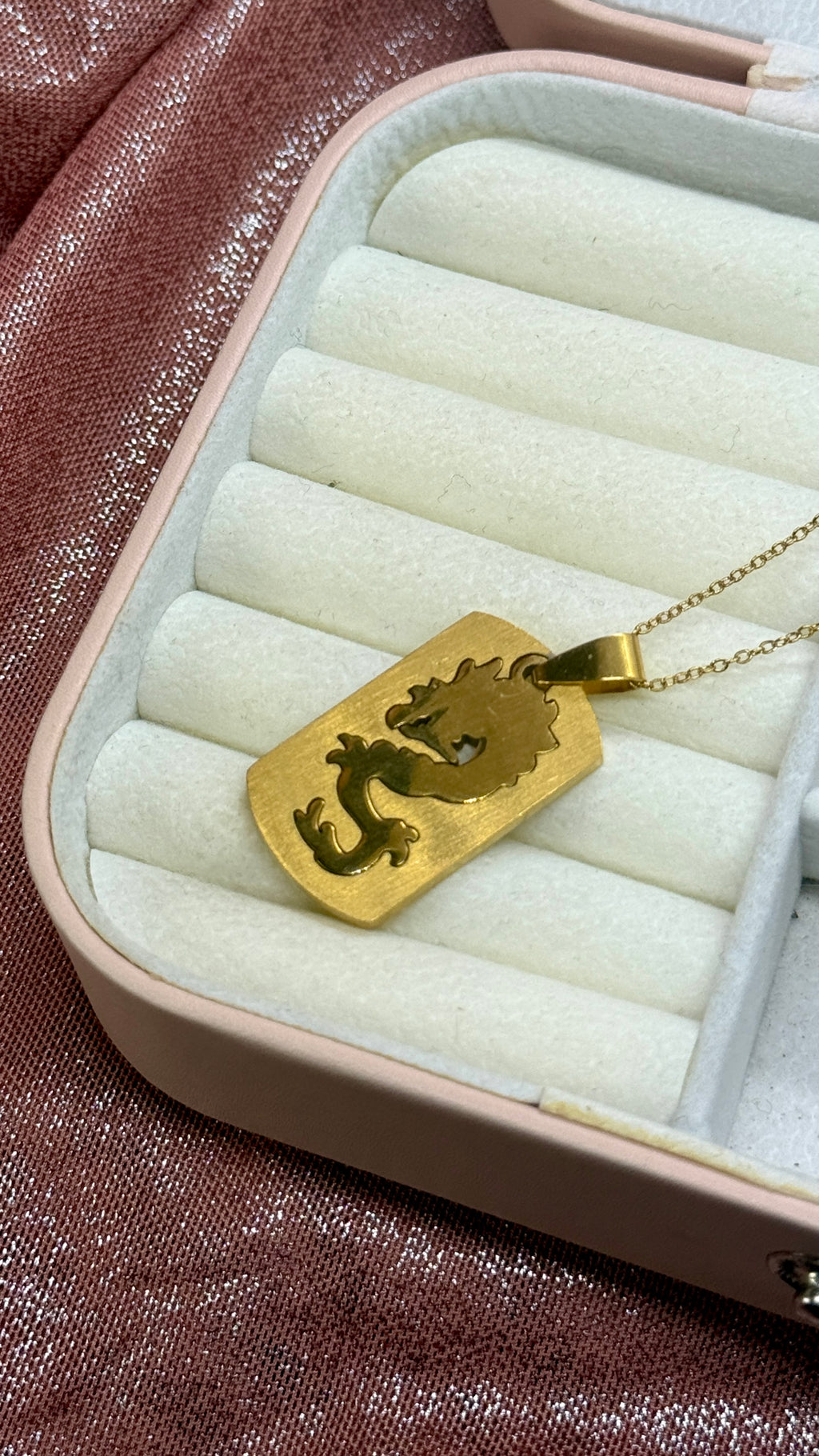 Collar dorado dragón
