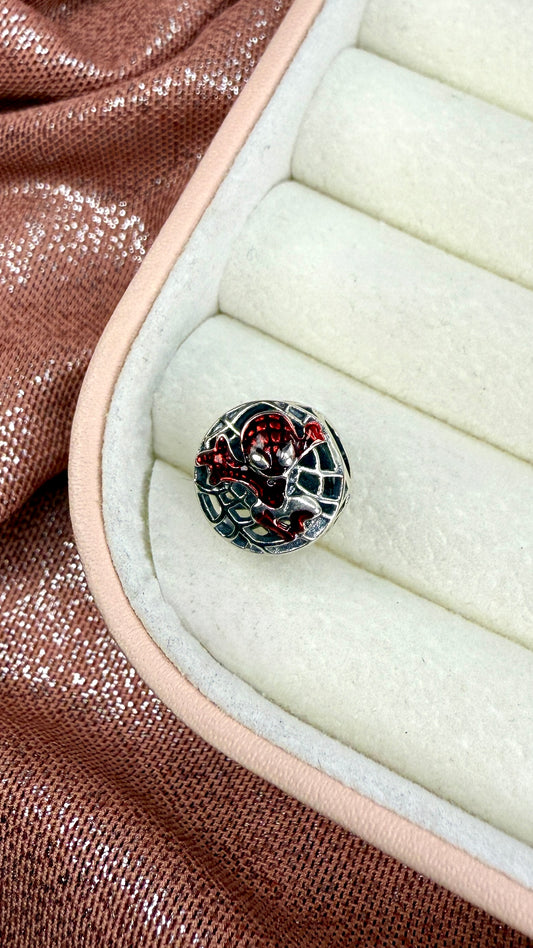 Charm Dije Marvel  SpiderMan Elevándose por la Ciudad