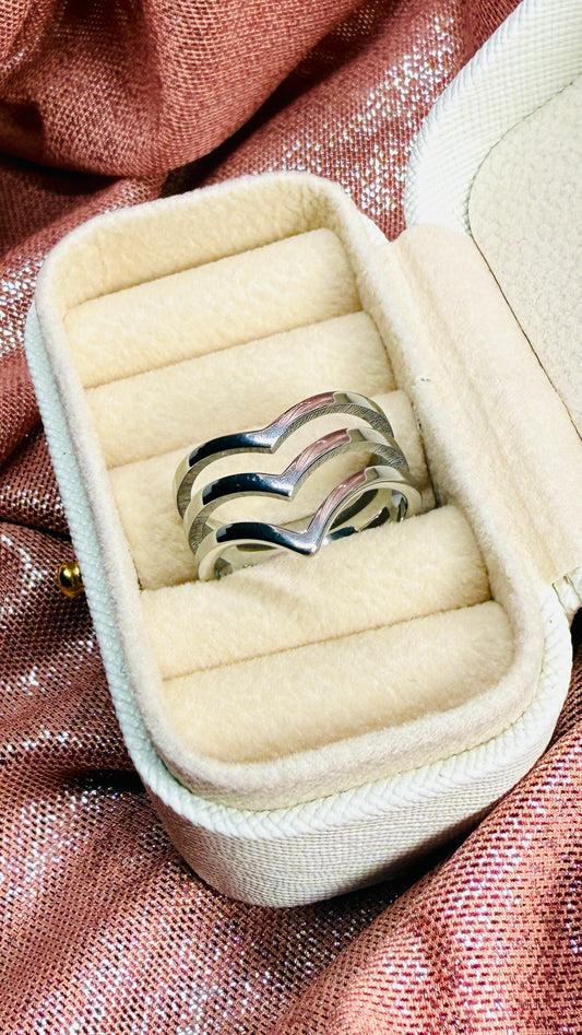 Anillo triple forma V plateado