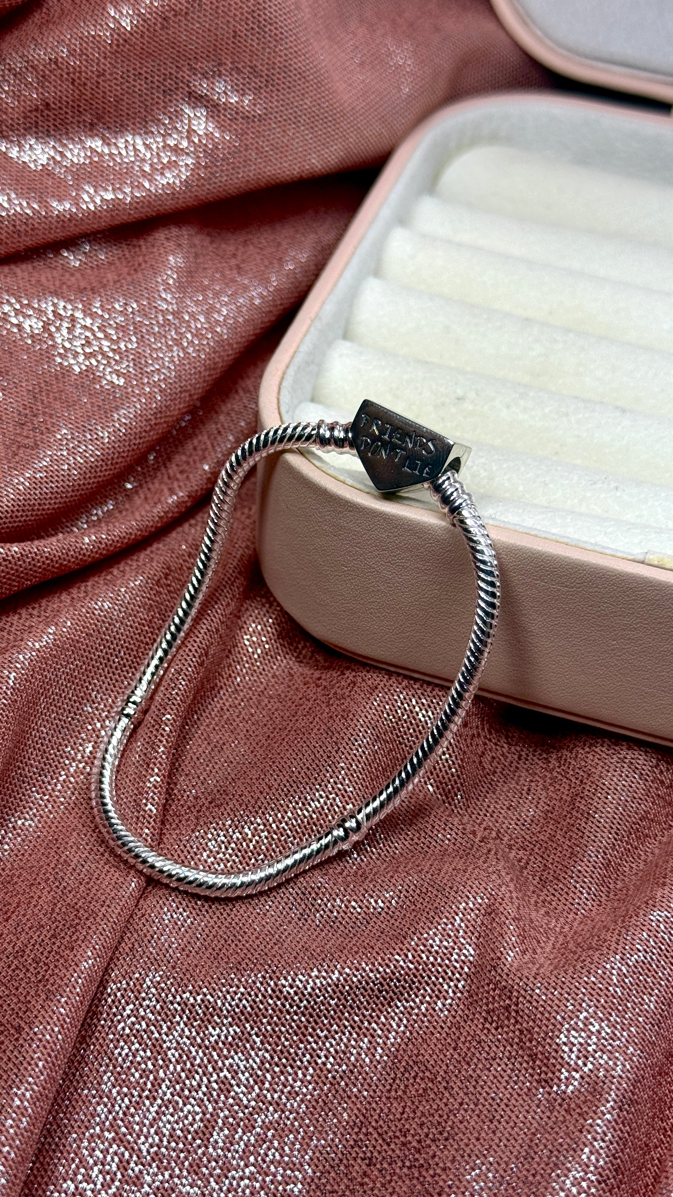 Pulsera brazalete Stranger Things