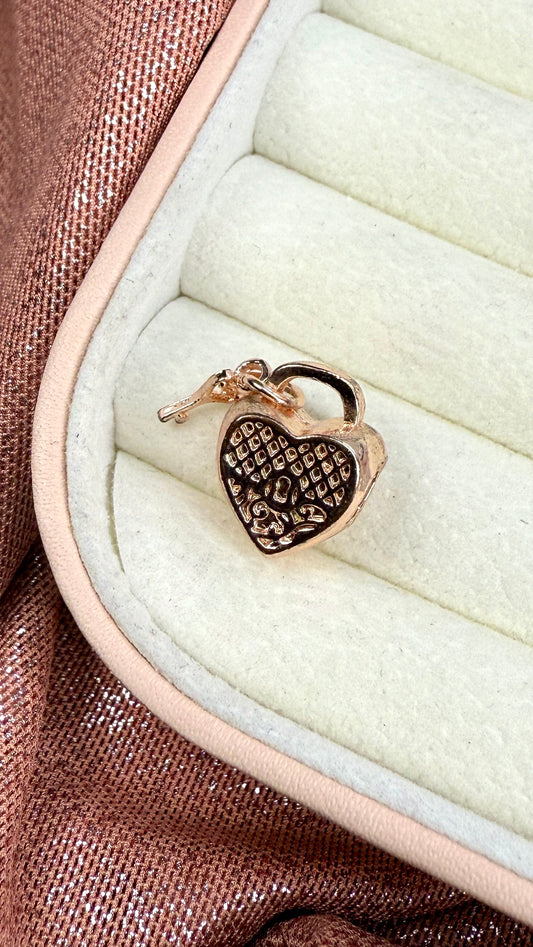 Charm dije corazón con llave oro rosa