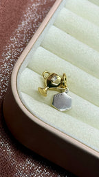 Charm dije copa de trofeo dorado con plaquita en plata S925 Cedano Boutique