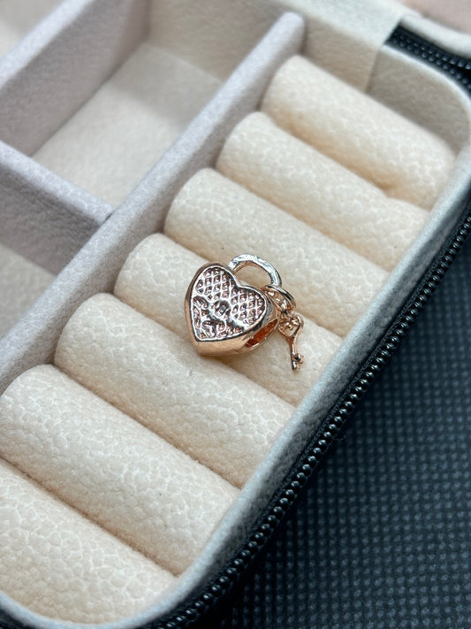 Charm dije corazón con llave oro rosa