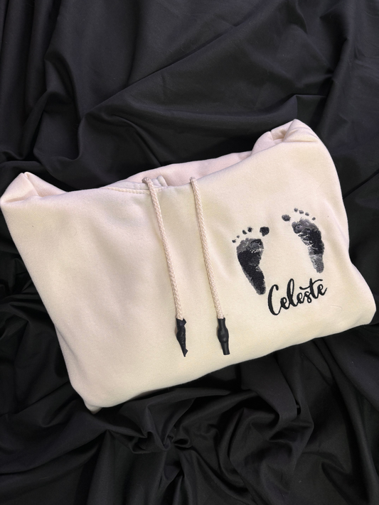 Hoodie personalizado con las huellitas de tu bebe bordado