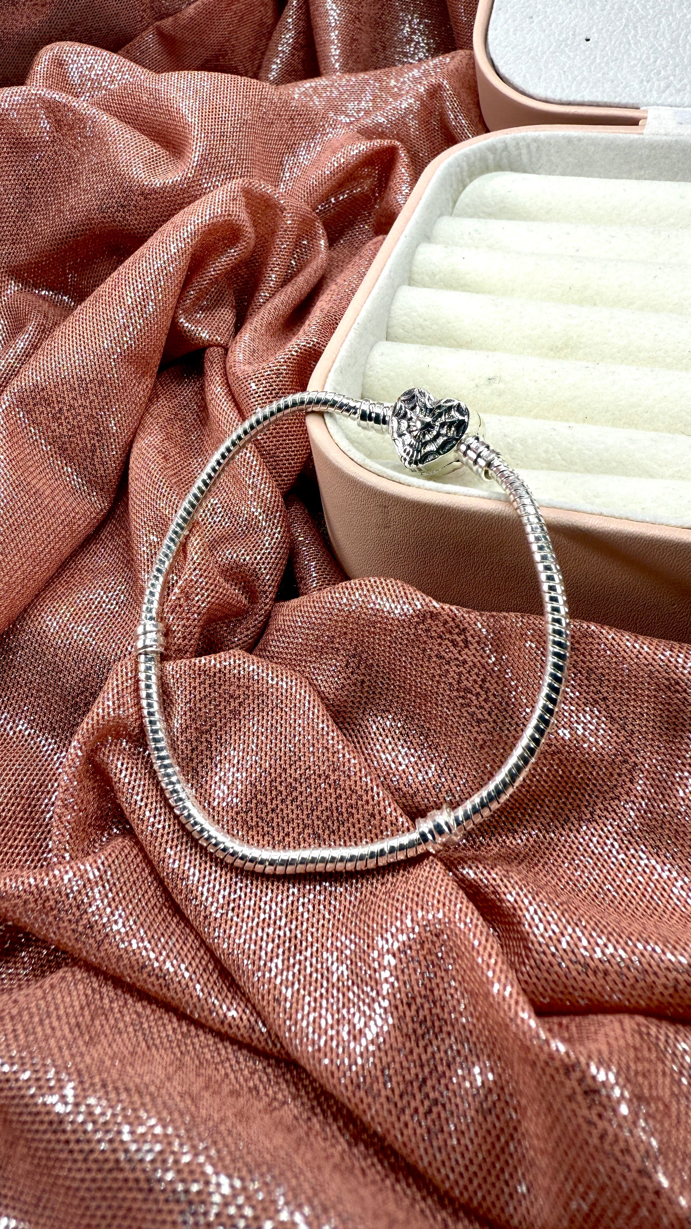 Brazalete con Broche de Máscara de Spiderman