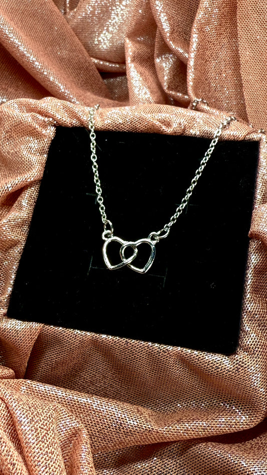 Collar corazones cruzados plateado