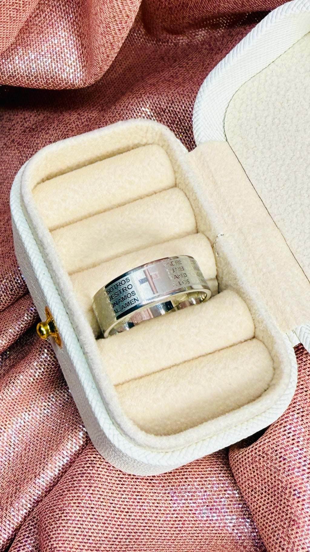 Anillo con la oración Padre Nuestro grabado