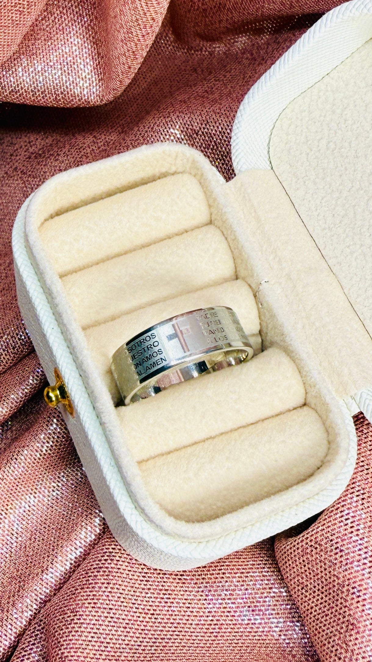 Anillo con la oración Padre Nuestro grabado