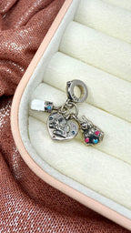 Charm colgante triple de bebé con biberón, cochecito y vestidito en Plata S925 Cedano Boutique