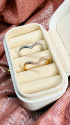 Anillo en V con Circonitas en Acero Inoxidable Dorado