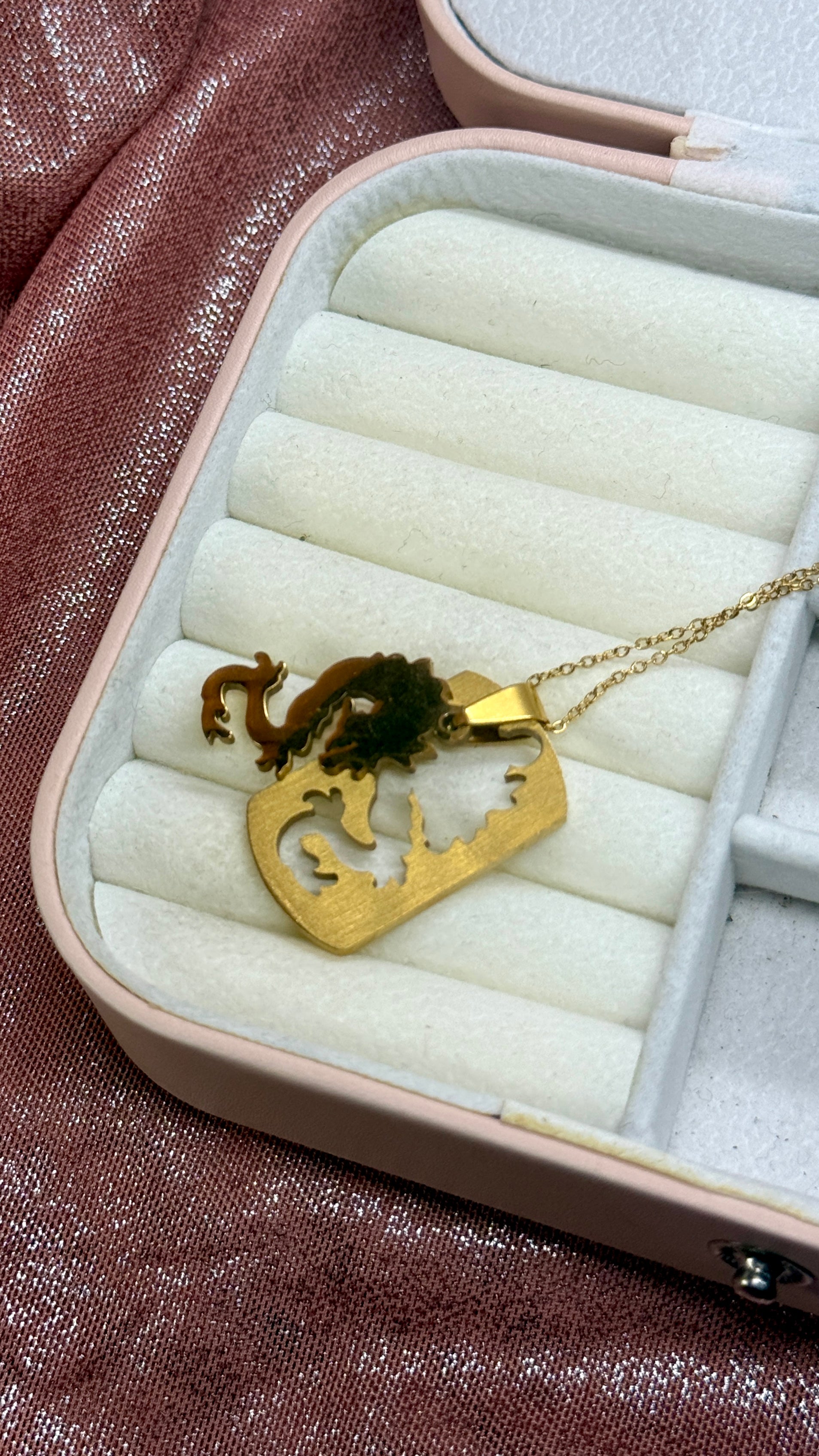 Collar dorado dragón