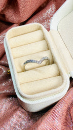 Anillo en V con Circonitas en Acero Inoxidable Dorado