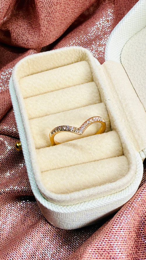 Anillo con Circonitas forma V