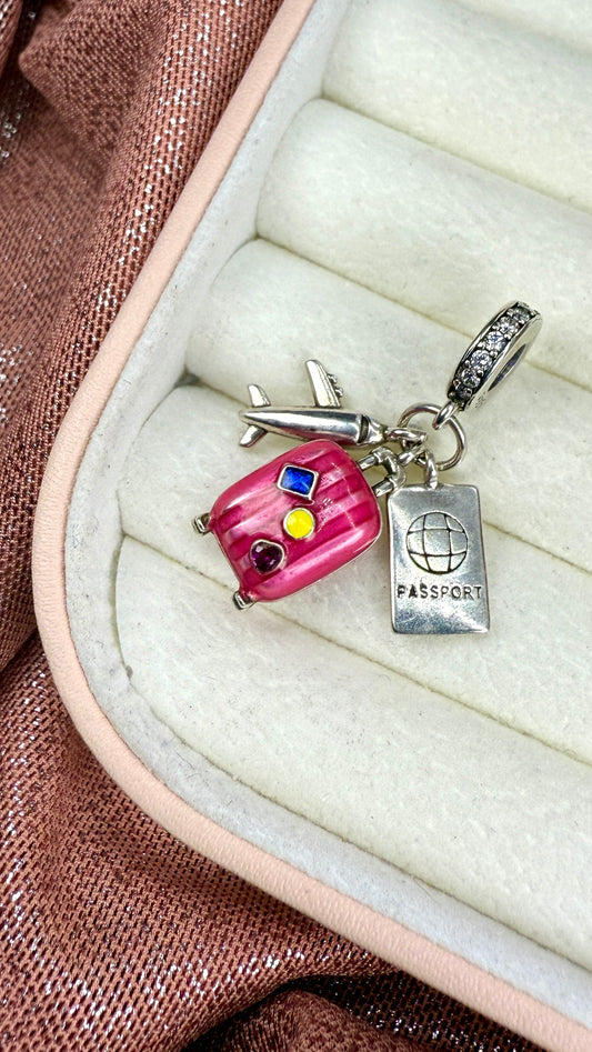 Charm colgante triple de avión, pasaporte y maleta rosa