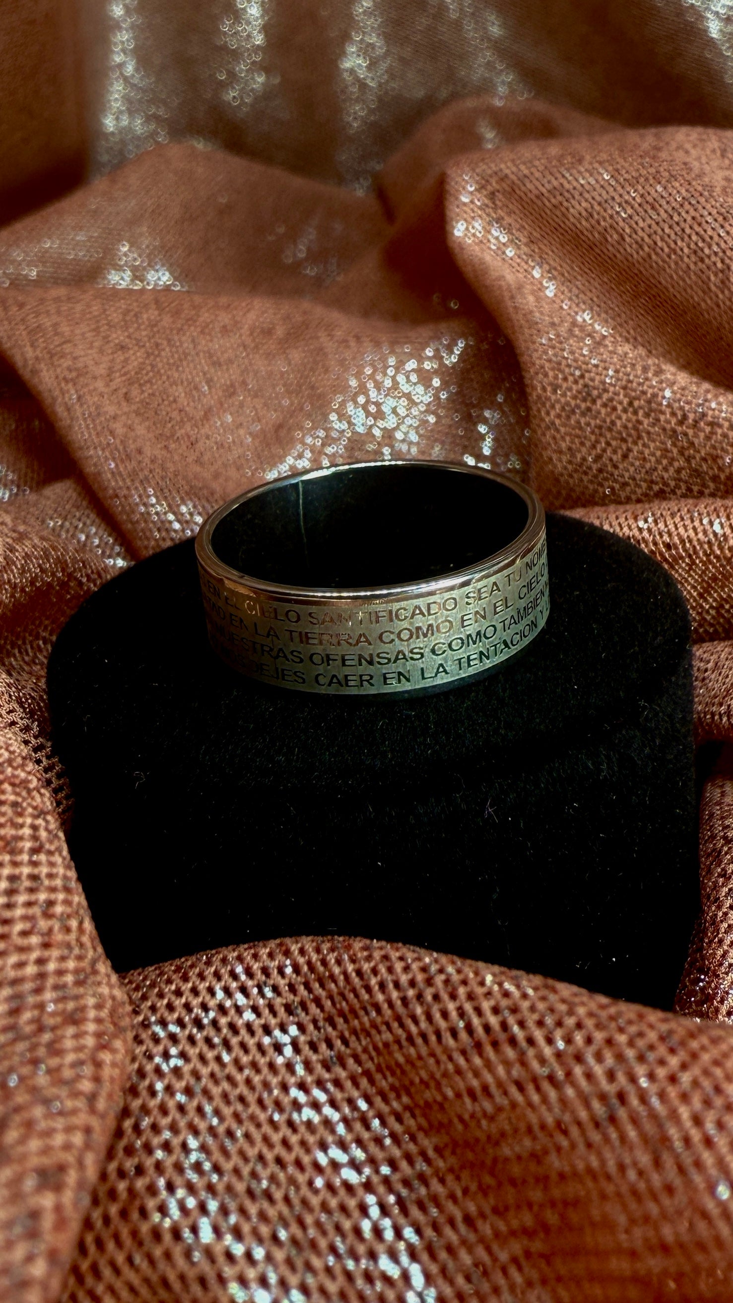 Anillo con la oración Padre Nuestro grabado
